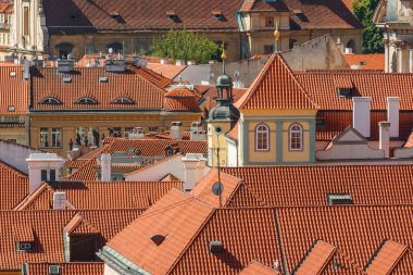 Prag cityscape görünümü çeşitli binalar, kuleler ve anıtlar