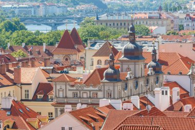 Prag cityscape görünümü çeşitli binalar, kuleler ve anıtlar