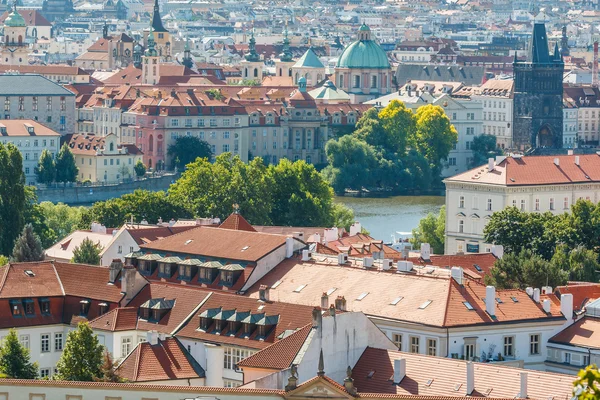 Prag cityscape görünümü çeşitli binalar, kuleler ve anıtlar — Stok fotoğraf