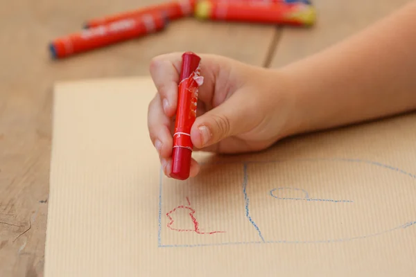 Primer plano de la mano de dibujo con pluma de colores — Foto de Stock