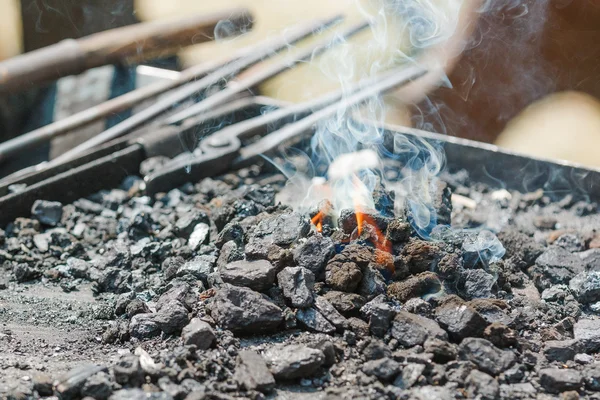 Gros plan de la cheminée en métal avec flamme — Photo