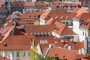 Prag cityscape görünümü ile çeşitli kırmızı çatılar