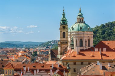 Eski bir kilise ile Prag cityscape görünümü