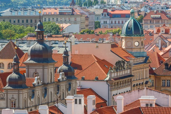 Prag cityscape görünümü çeşitli binalar, kuleler ve anıtlar — Stok fotoğraf