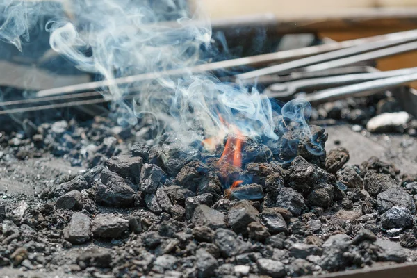 Vue détaillée de la cheminée en métal avec flamme — Photo