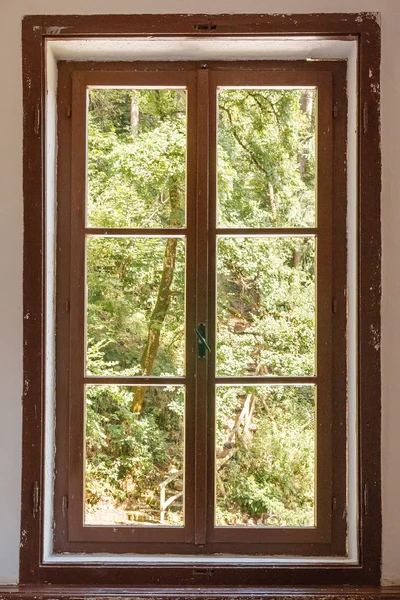 Nahaufnahme eines einzigartigen Holzfensters — Stockfoto