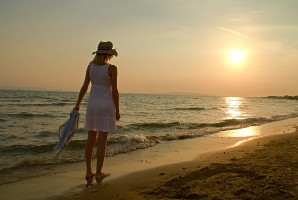 在上述托斯卡纳海滩夕阳的女人 — 图库照片