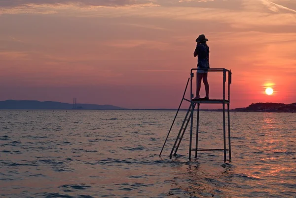 Mujer en la puesta de sol sobre la playa de Toscana —  Fotos de Stock