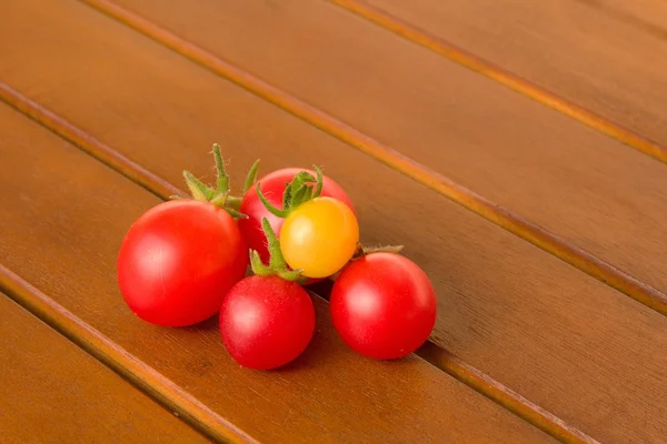 Цветные помидоры на столе — стоковое фото