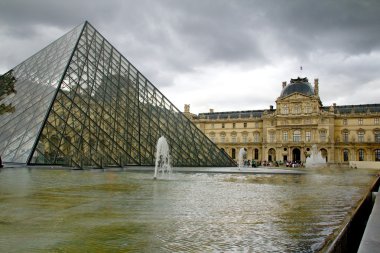 cam piramit louvre Müzesi önünde