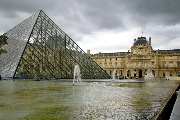 Стеклянная пирамида перед музеем Лувра — стоковое фото
