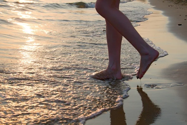 Mujer en la puesta de sol sobre la playa de Toscana —  Fotos de Stock