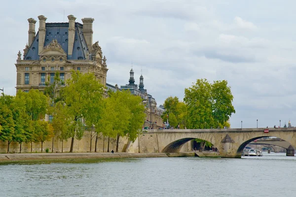 Vista al río parisino — Foto de Stock