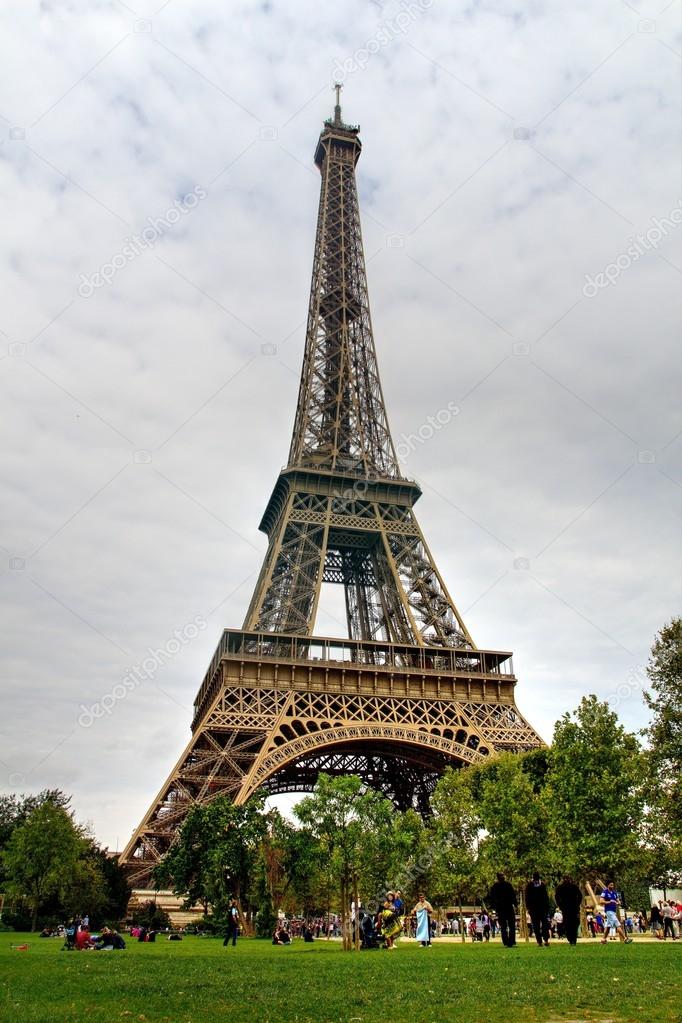 Eiffel tower and its surroundings