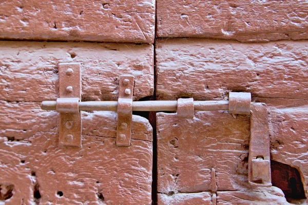 Staré dveře drží — Stock fotografie