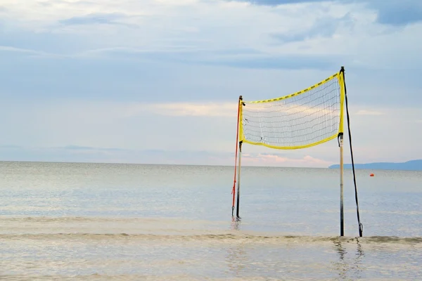 Red de voleibol en el mar —  Fotos de Stock