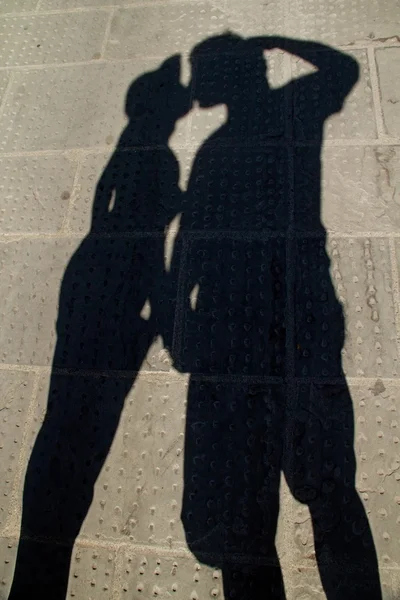 日当たりの良いシャドウのカップル — ストック写真