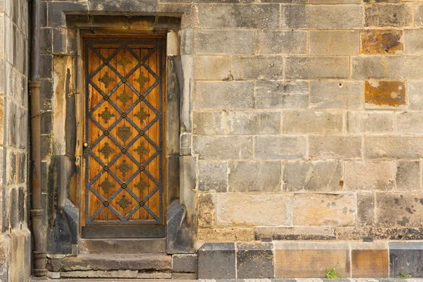 在布拉格老城的老木门的细节 — 图库照片