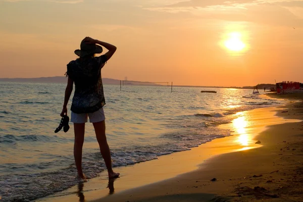 Mujer en la puesta de sol sobre la playa de Toscana —  Fotos de Stock