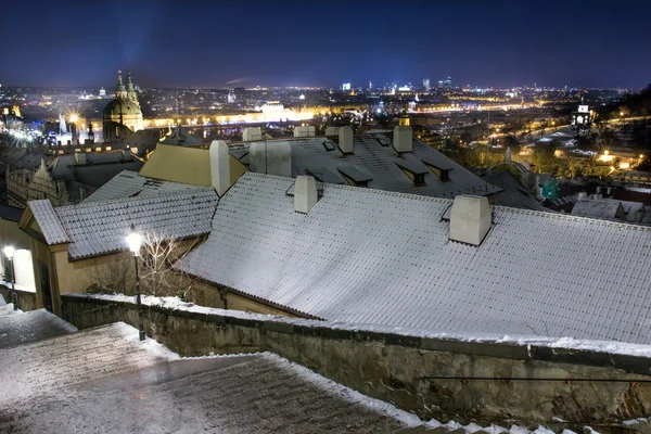 Alte Stadthäuser in der Winternacht — Stockfoto