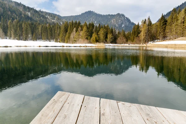 Landscape view of lake and mountains from the wooden pier — Stock Photo, Image