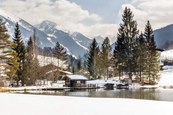 Paisaje vista de casa de madera, lago y montañas —  Fotos de Stock