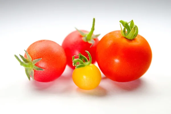 Цветные помидоры на столе — стоковое фото