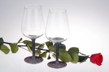 kırmızı gül ile Şarap kadehi Close-Up