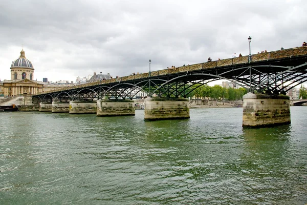 Vista al río parisino — Foto de Stock