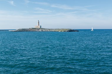 Tekne ile küçük adada eski deniz feneri