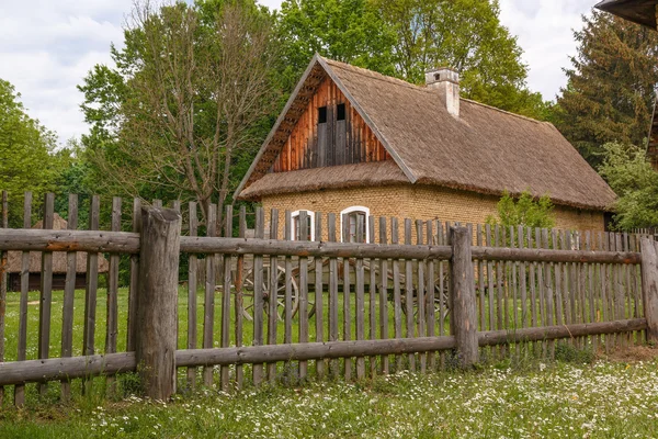 Сельский дом с деревянным забором — стоковое фото