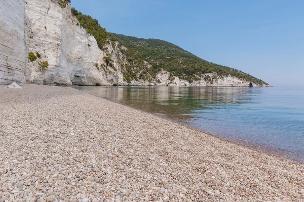 Vista detallada de la playa con mar azul y montañas —  Fotos de Stock