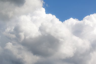 Büyük beyaz bulutlar mavi gökyüzü ile