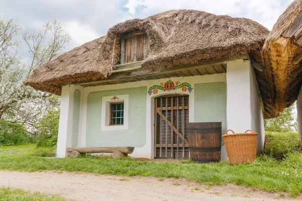 Старый дом с деревянной крышей — стоковое фото