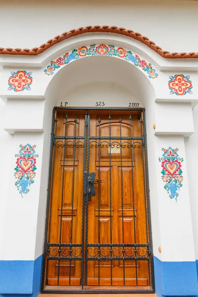 Detail staré barevné dveře s ornamenty — Stock fotografie