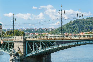 Eski nehir şehir merkezinde köprüden