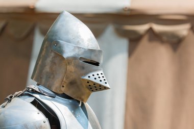 Knight metal zırh kask ile yakın çekim