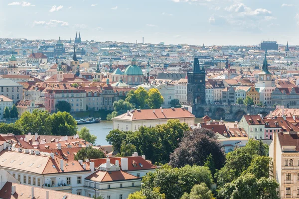 Prag cityscape görünümü çeşitli binalar, kuleler ve anıtlar — Stok fotoğraf