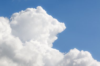 Mavi gökyüzü ile büyük gri bulutlar