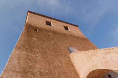 Bulutlu gökyüzü ile eski ortaçağ Saat Kulesi