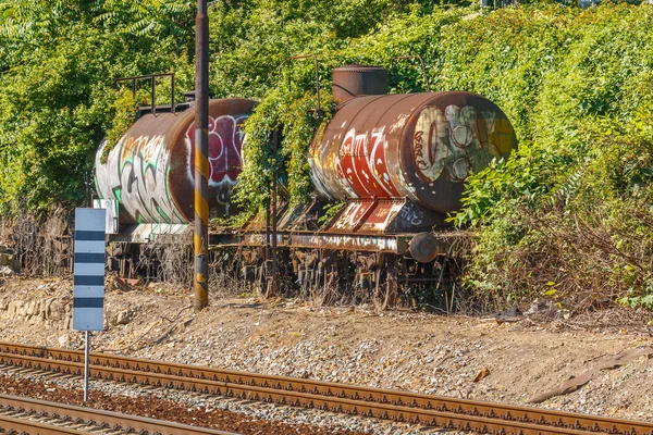 老铁路槽车与在轨道上的涂鸦 — 图库照片