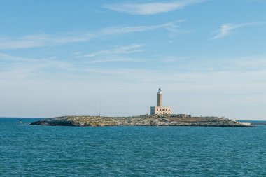 Mavi denizle çevrili küçük adada eski deniz feneri