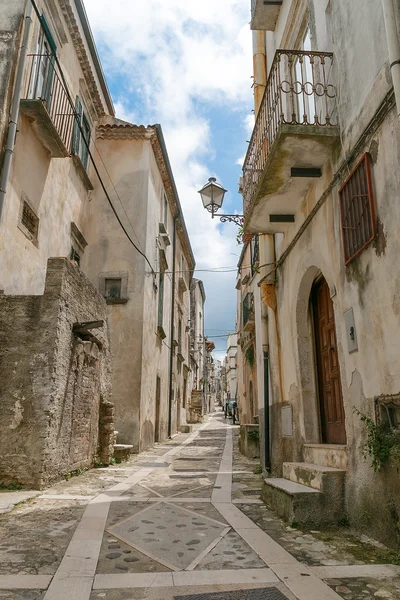 Vista de la calle de la ciudad vieja con varias casas y detalles — Foto de Stock