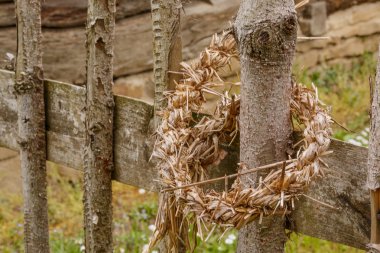 Çit üzerinde eski çelenk closeup