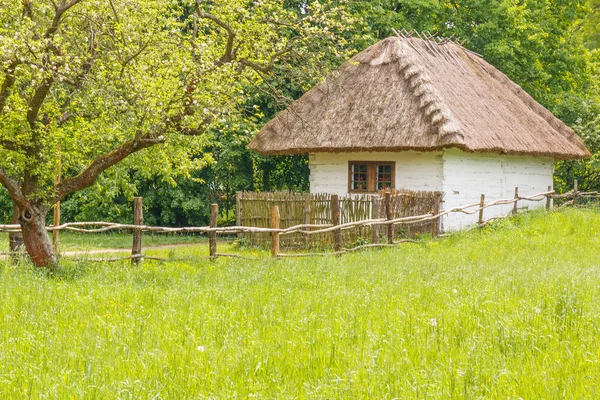 Antigua casa de madera con valla — Foto de Stock