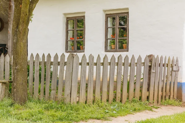 Detalj av trästaket och gamla hus — Stockfoto