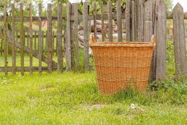Detalhe da velha cesta de madeira na frente da cerca — Fotografia de Stock