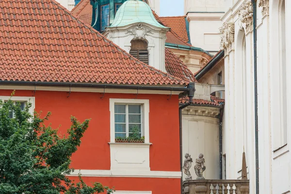 Vista ravvicinata del paesaggio urbano di Praga e delle sue case — Foto Stock