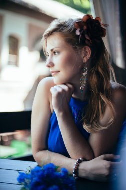 masada oturan güzel genç kadın.