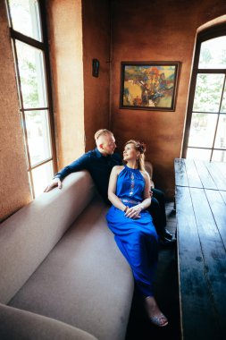 erkek ve kadın kılığında.